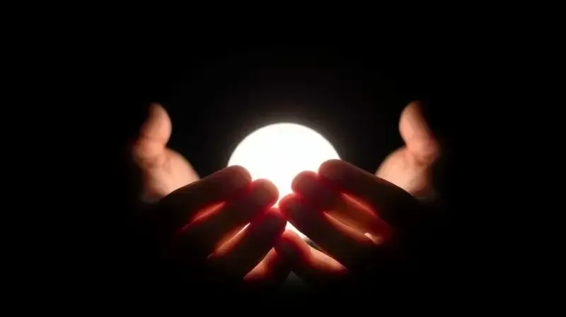 Imagem conceitual com mãos segurando uma luz suave, representando o alívio da ansiedade e a calma que a melatonina pode proporcionar.